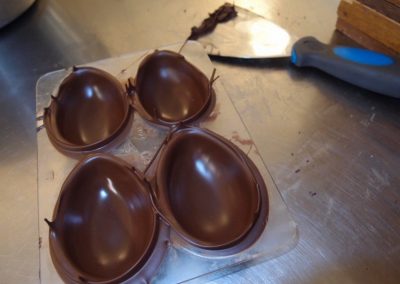 Chocolade eikappen puur nog in de mal