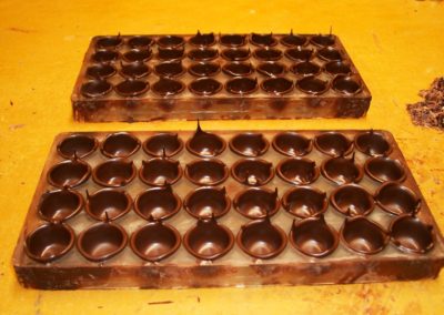 Ronde Chocolade bakjes voor de kersen bonbons, nog in de mal
